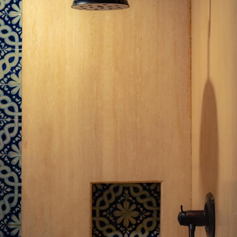 Casa Azulai Puebla Hotel Boutique - Suite con cama grande y balcón - 8