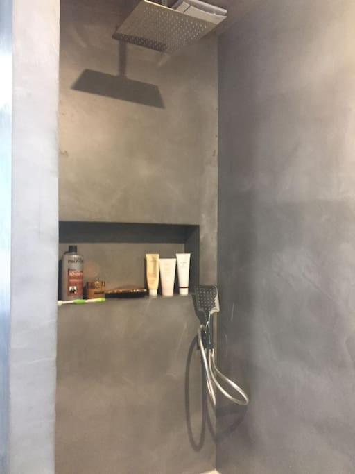 Maison-Atelier 3bd et 3ba avec patio fleuri au pied de Montmartre - Appartement 3 Chambres - 40