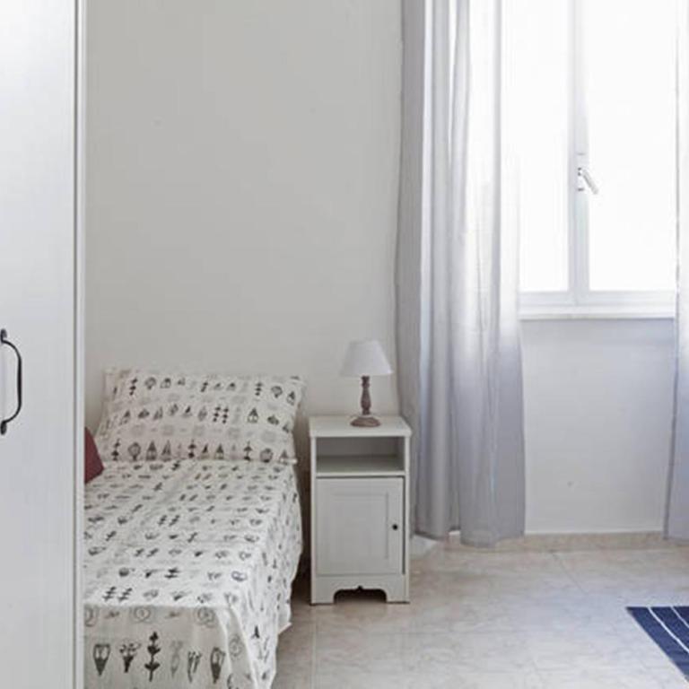 Domus Merulana Bed and Breakfast - Camera Tripla con Bagno Privato - 2