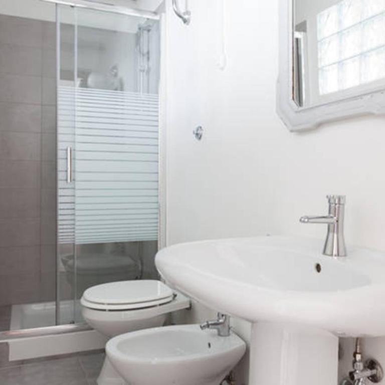 Domus Merulana Bed and Breakfast - Camera Tripla con Bagno Privato - 8