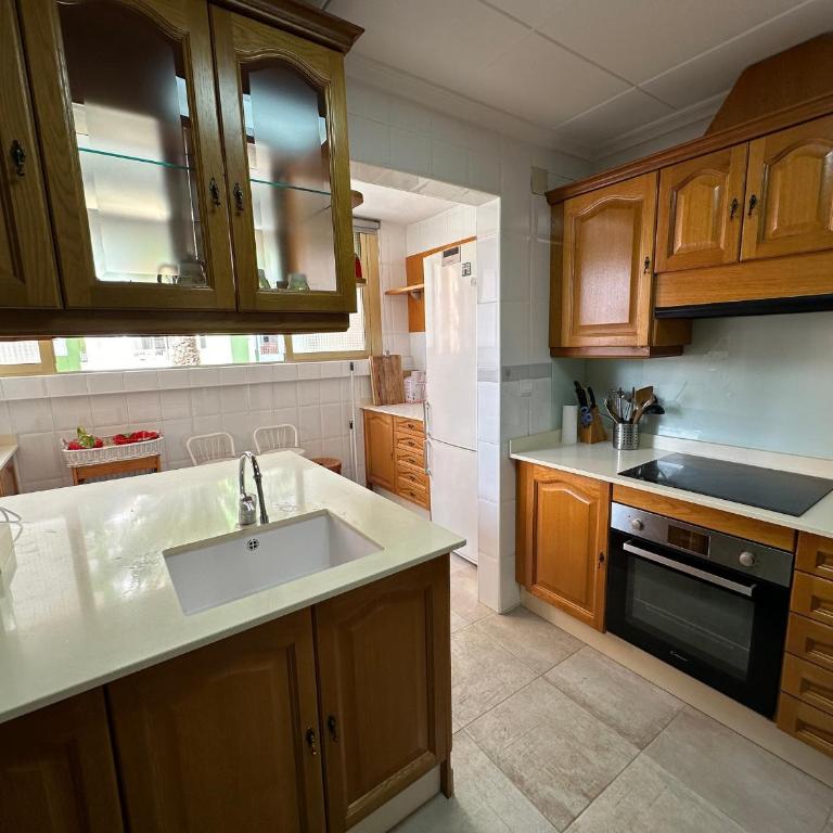 BA12-2, Gran apartamento con terraza muy cerca de - Three-Bedroom Apartment - 12