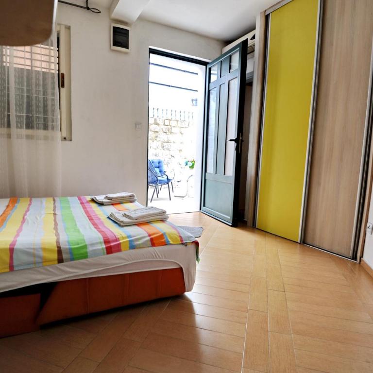 Apartments Kriva Ulica - Studio with Terrace and Garden View - 3