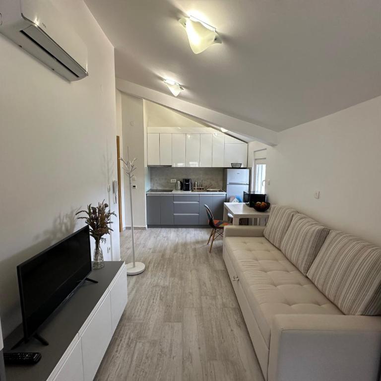 Apartments Lemar - Studio Apartment with Balcony - 1