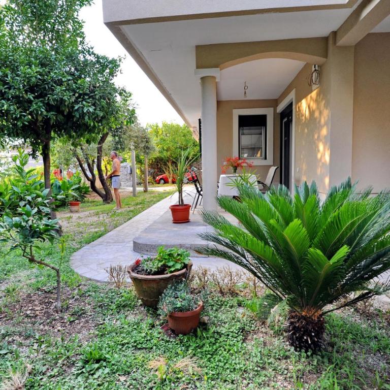 Apartments Kriva Ulica - Studio with Terrace and Garden View - 17