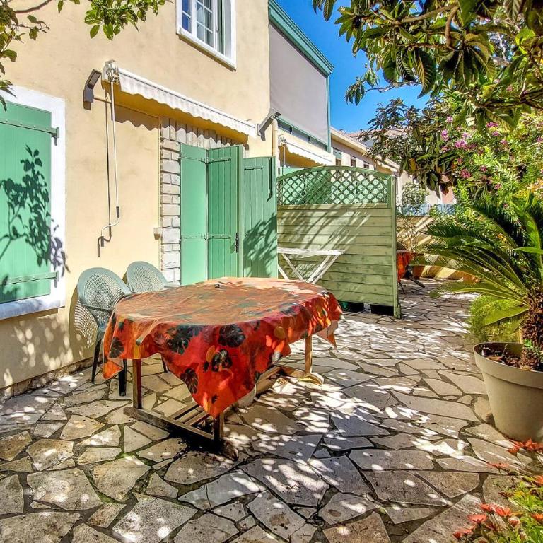 Stunning Apartment In Sanary-Sur-Mer With Wifi - Apartamento de 1 dormitorio - 1