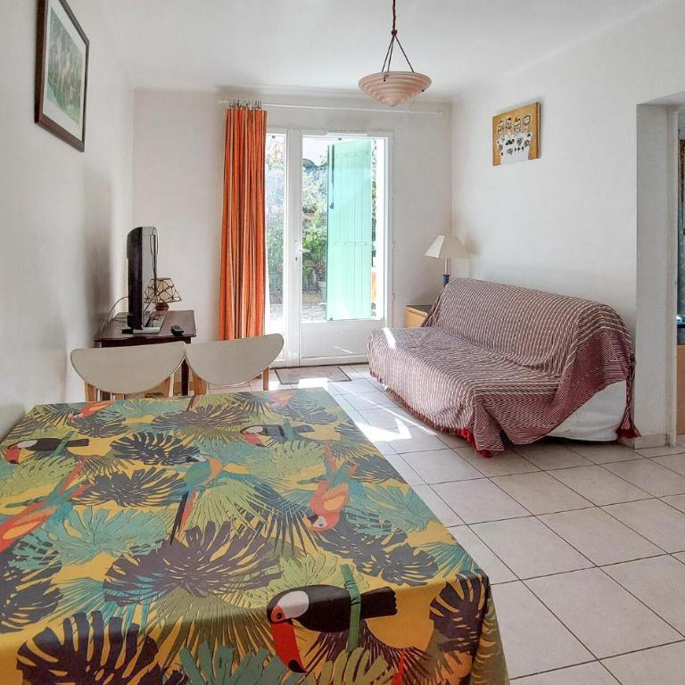 Stunning Apartment In Sanary-Sur-Mer With Wifi - Apartamento de 1 dormitorio - 3