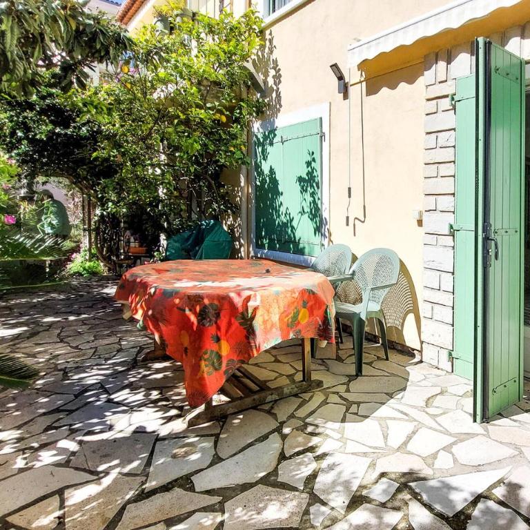 Stunning Apartment In Sanary-Sur-Mer With Wifi - Apartamento de 1 dormitorio - 2