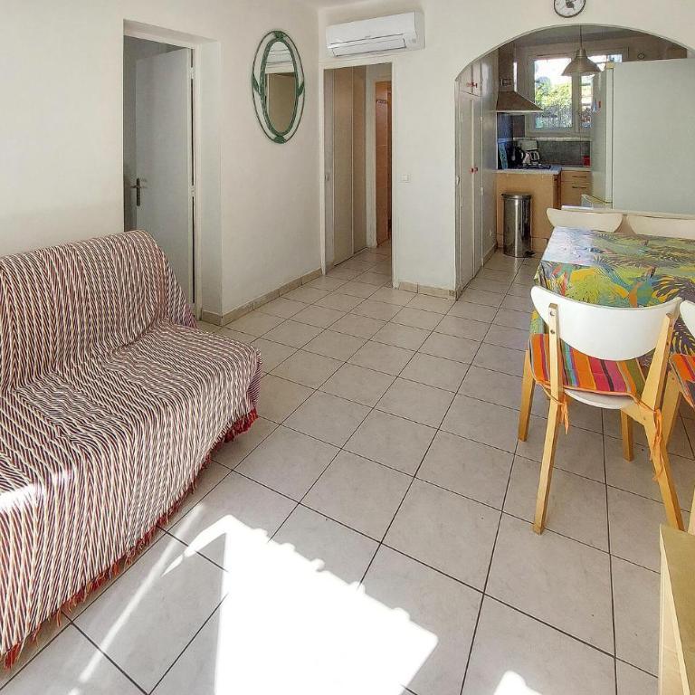 Stunning Apartment In Sanary-Sur-Mer With Wifi - Apartamento de 1 dormitorio - 4