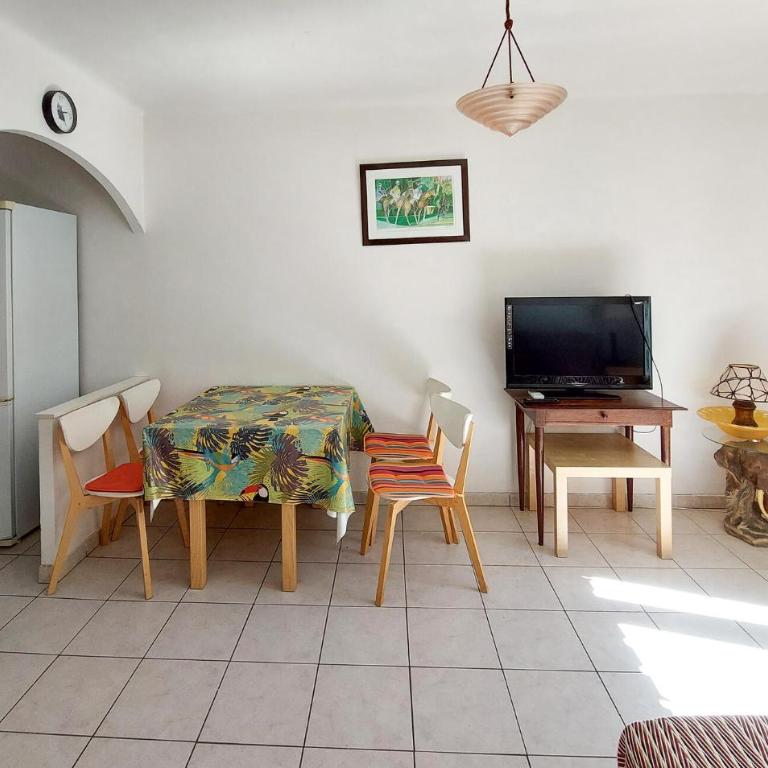 Stunning Apartment In Sanary-Sur-Mer With Wifi - Apartamento de 1 dormitorio - 7