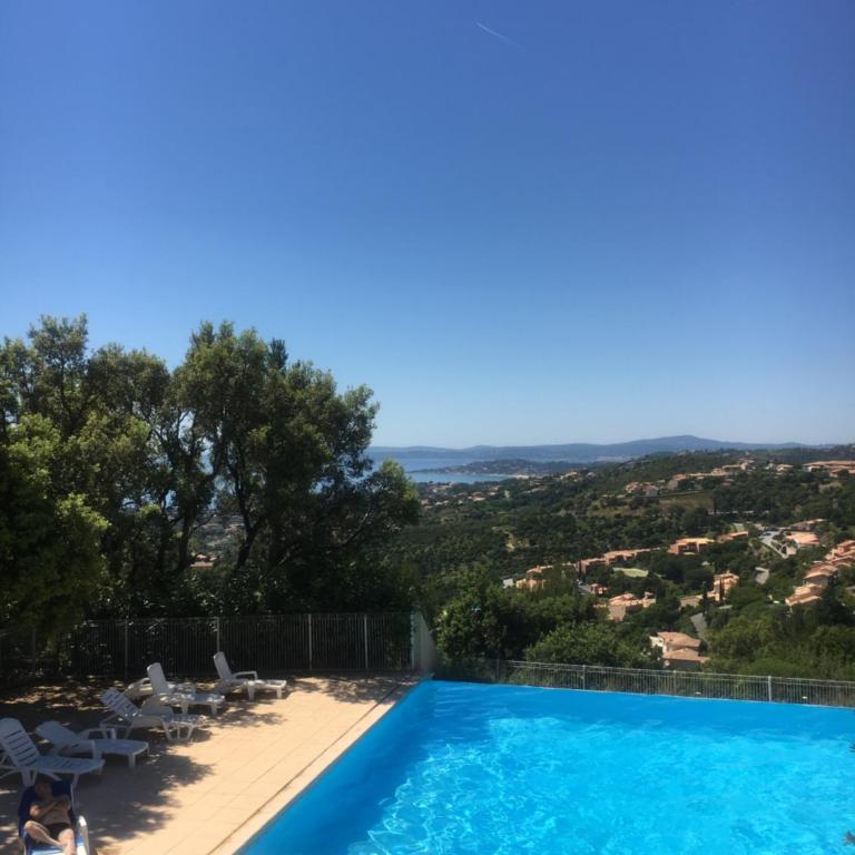 joli 2 pieces vue mer , piscine proche ste Maxime résidence BELLEVUE - Appartement 2 Chambres - 1