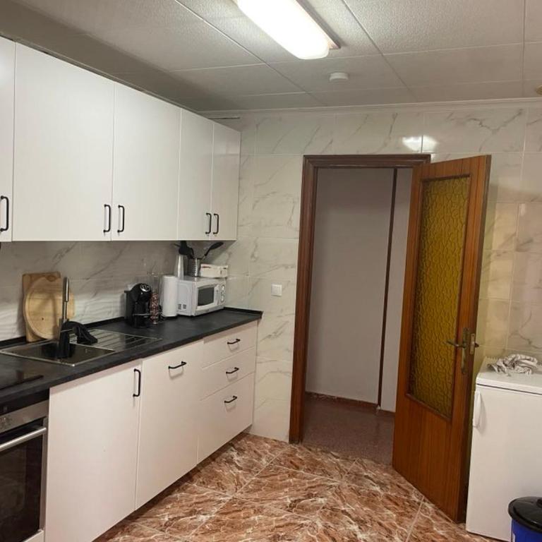 Piso Grande Amplio para grandes grupos 4 Dormitorios 2 baños,Asc 4AC y WIFI - Apartment - 8