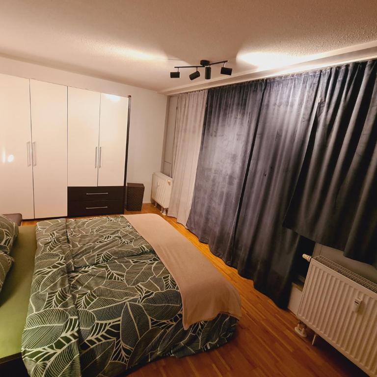 Rooftop Penthouse & Parking - up to 5 Pers - fast transit to Fair & Center - One-Bedroom Apartment - 15