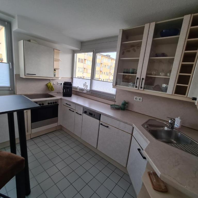 Rooftop Penthouse & Parking - up to 5 Pers - fast transit to Fair & Center - One-Bedroom Apartment - 12