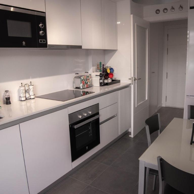 Fee4Me Bilbao, Style and Comfort - Three-Bedroom Apartment - 12