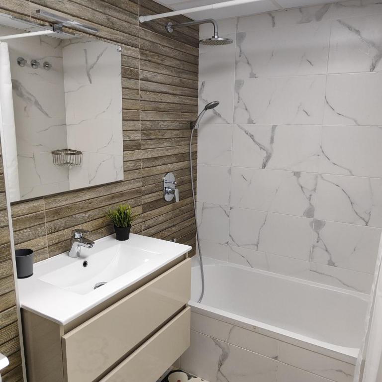 Schöne Wohnung mit Pool und Parking, 50m zum Strand, Torrevieja Spanien - Apartment - 15
