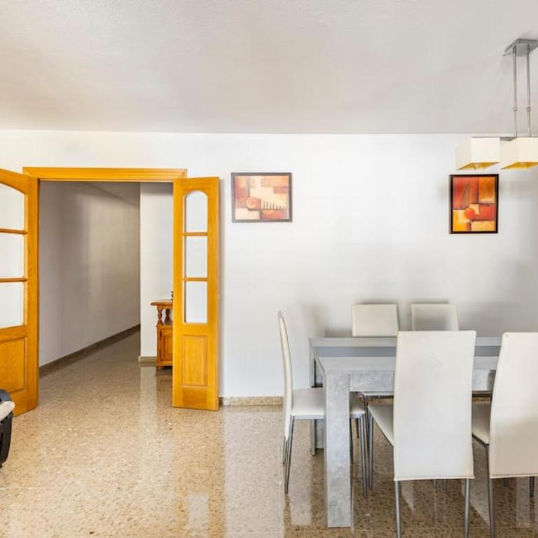 Amplio piso con 4 habitaciones para disfrutar de Málaga con parking gratuito - Apartment - 35