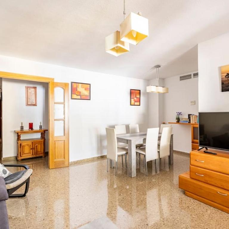 Amplio piso con 4 habitaciones para disfrutar de Málaga con parking gratuito - Apartment - 31