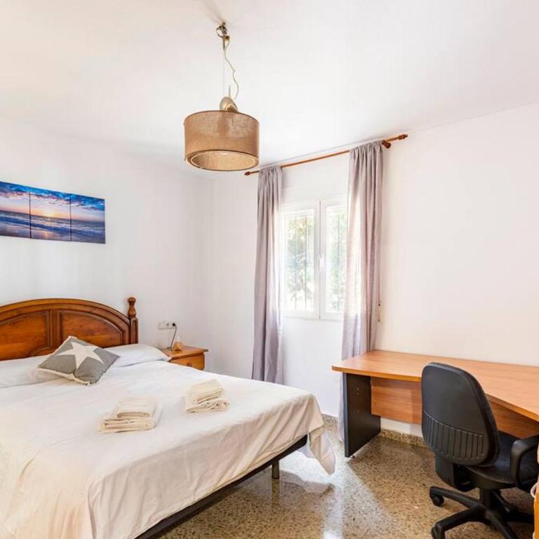 Amplio piso con 4 habitaciones para disfrutar de Málaga con parking gratuito - Apartment - 40
