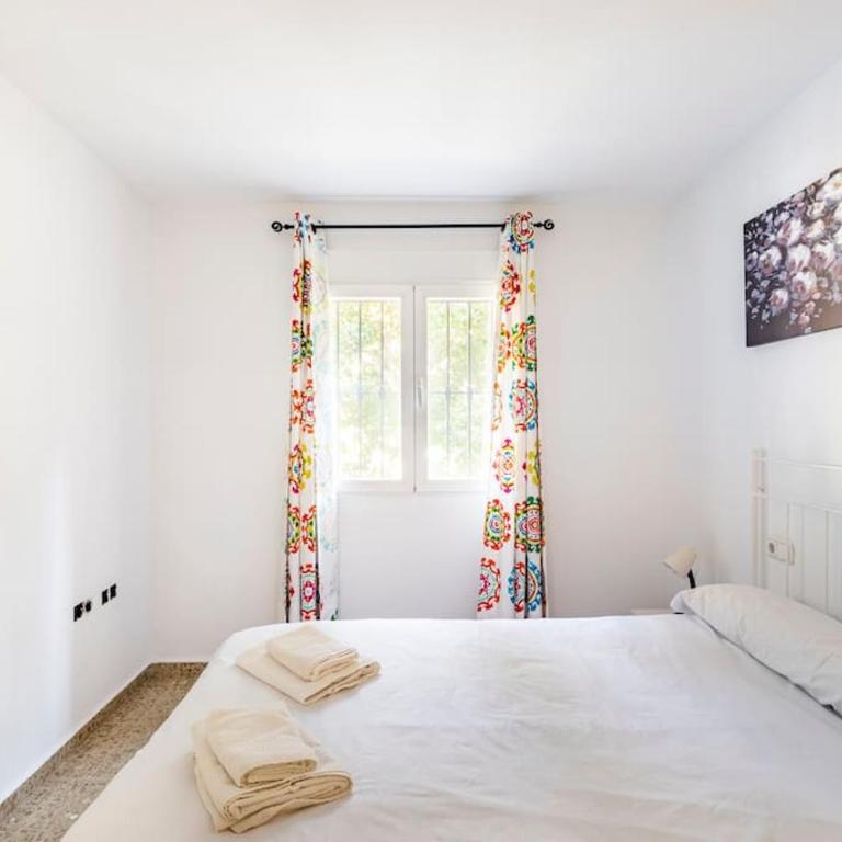 Amplio piso con 4 habitaciones para disfrutar de Málaga con parking gratuito - Apartment - 28