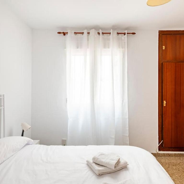 Amplio piso con 4 habitaciones para disfrutar de Málaga con parking gratuito - Apartment - 26