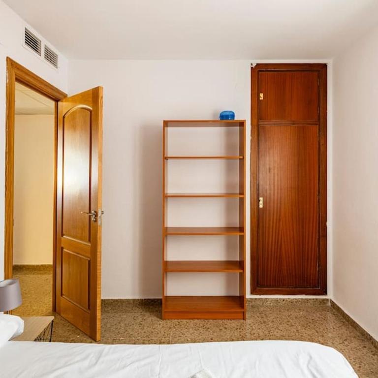 Amplio piso con 4 habitaciones para disfrutar de Málaga con parking gratuito - Apartment - 25