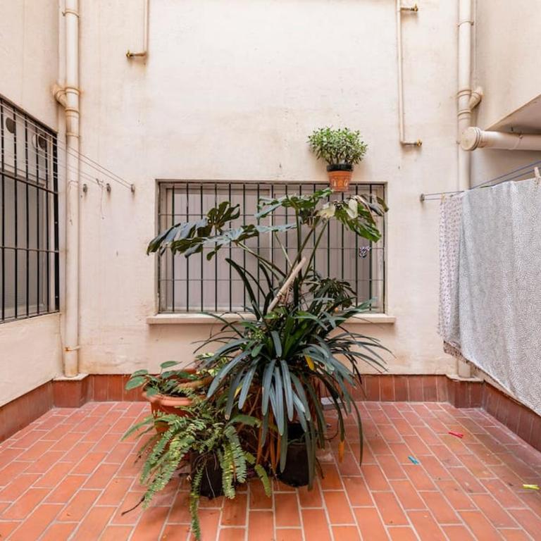 Amplio piso con 4 habitaciones para disfrutar de Málaga con parking gratuito - Apartment - 62