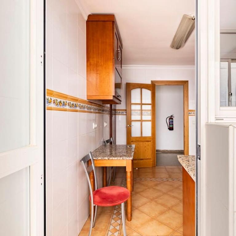 Amplio piso con 4 habitaciones para disfrutar de Málaga con parking gratuito - Apartment - 17