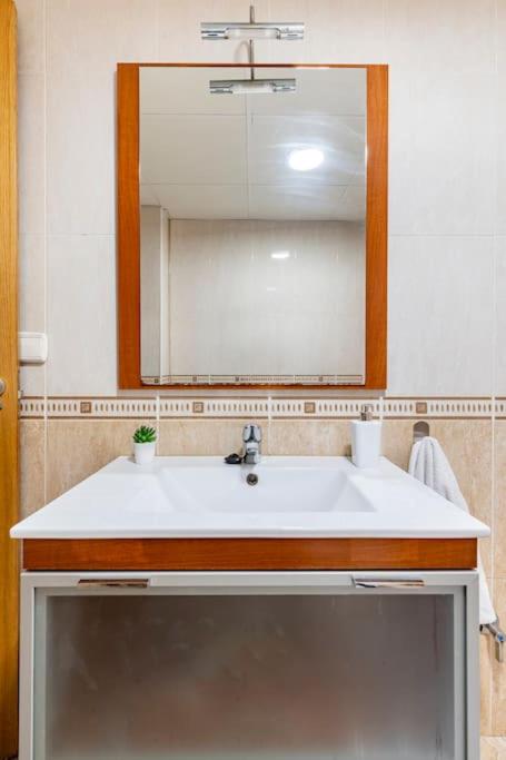 Amplio piso con 4 habitaciones para disfrutar de Málaga con parking gratuito - Apartment - 6