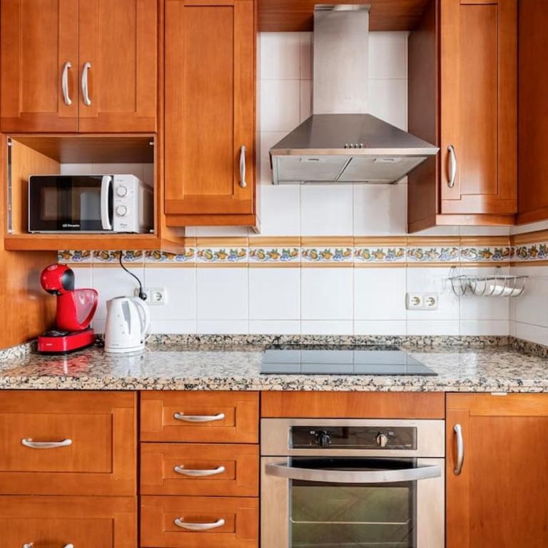 Amplio piso con 4 habitaciones para disfrutar de Málaga con parking gratuito - Apartment - 4