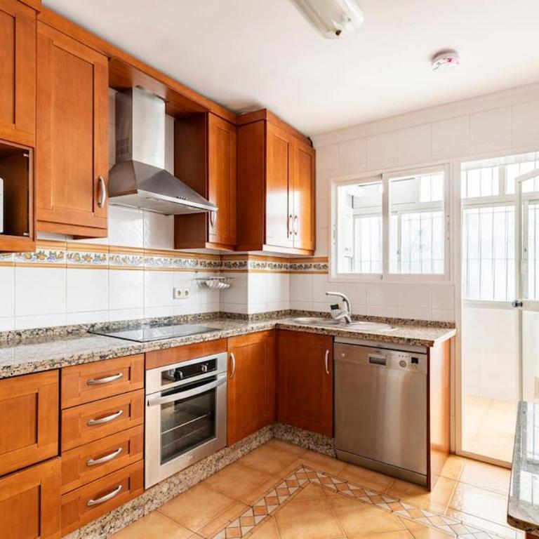 Amplio piso con 4 habitaciones para disfrutar de Málaga con parking gratuito - Apartment - 3