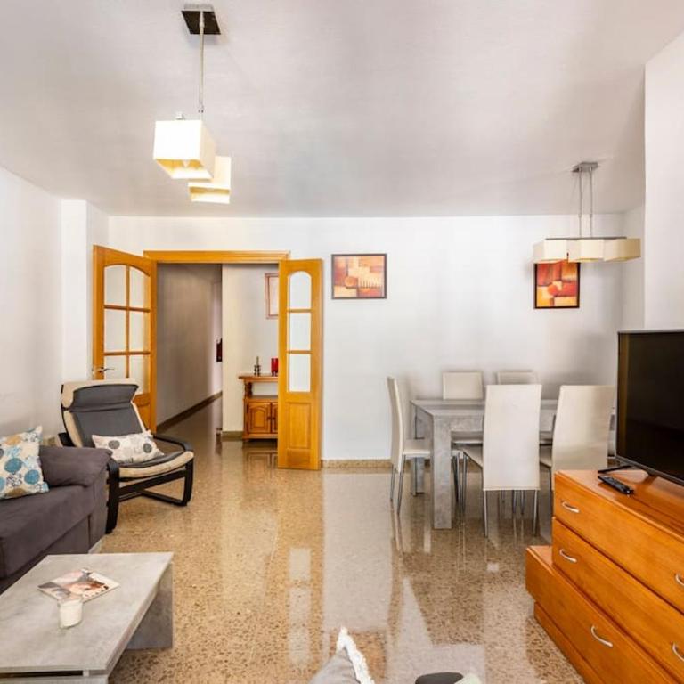 Amplio piso con 4 habitaciones para disfrutar de Málaga con parking gratuito - Apartment - 2