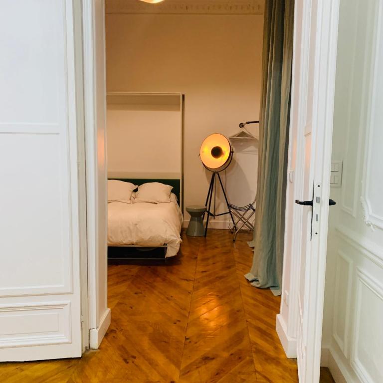 Spacious 2 bedroom apartment Champs Elysees and Golden Triangle - Two-Bedroom Apartment - 30