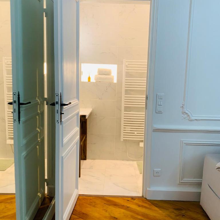 Spacious 2 bedroom apartment Champs Elysees and Golden Triangle - Two-Bedroom Apartment - 31