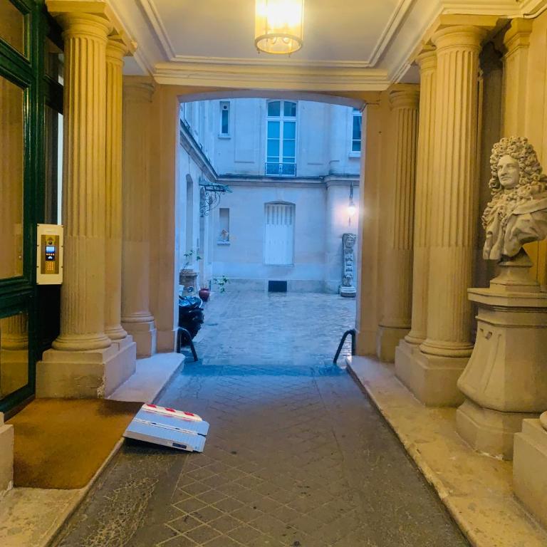 Spacious 2 bedroom apartment Champs Elysees and Golden Triangle - Two-Bedroom Apartment - 26