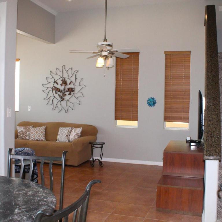 Whale Hill Escape - Beach Views and Walk to Mannys - Three-Bedroom House - 6