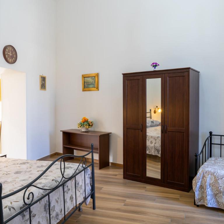 B&B Palazzo Sersale Napoli - Camera Quadrupla con Bagno Privato - 5