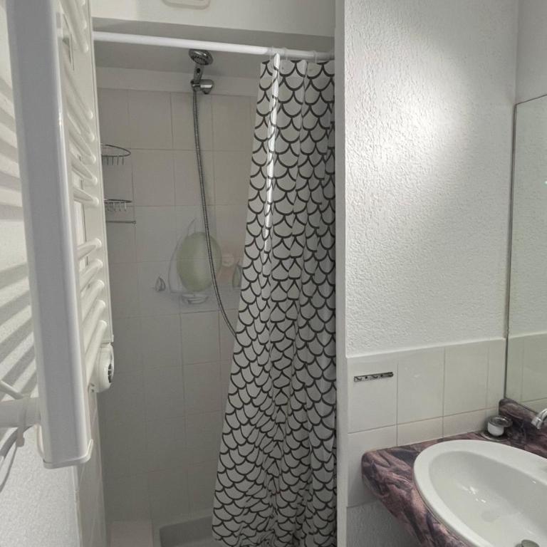 T2 - Les pieds dans le sables en toutes saisons 5 couchages - climatisation - parking privée - piscine - situation optimum et rare - Amoureva - Plage Richelieu- Cap d'Agde - One-Bedroom Apartment - 5