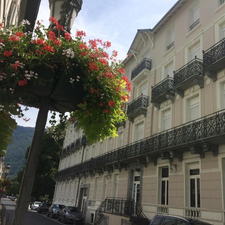Allées d'Etigny T1Bis 41 m2 1 chambre 4 couchages 200 m de la Crémaillère Express 400 m des Thermes - Appartement 1 Chambre - 6