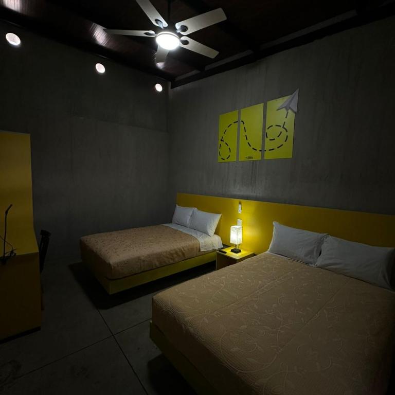 CHECK INN HOSTAL AEROPUERTO GDL - Economy Quadruple Room with Shared Bathroom - 1