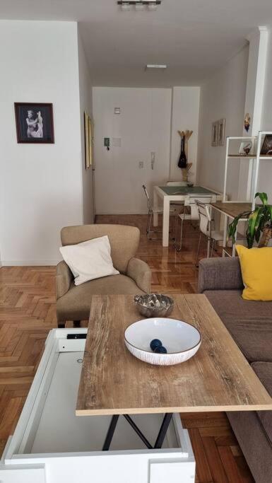 Avenida Córdoba pura luz y amplitud ,cochera - Apartamento de 1 dormitorio - 50