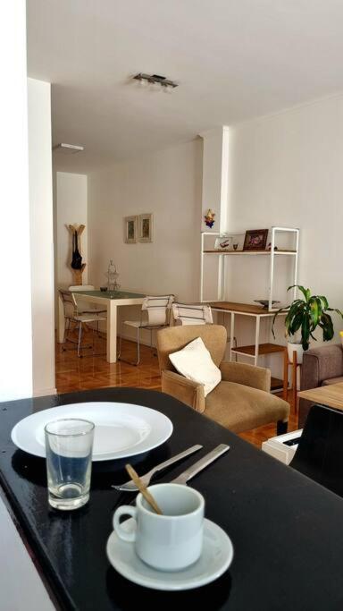 Avenida Córdoba pura luz y amplitud ,cochera - Apartamento de 1 dormitorio - 60