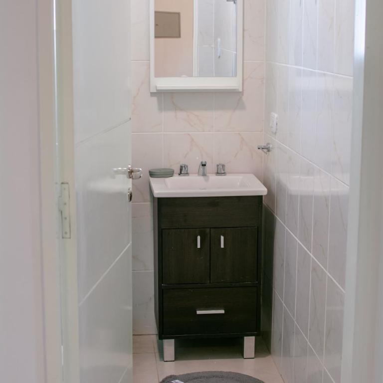 659 Suites - Habitación Cuádruple Económica con baño compartido - 3