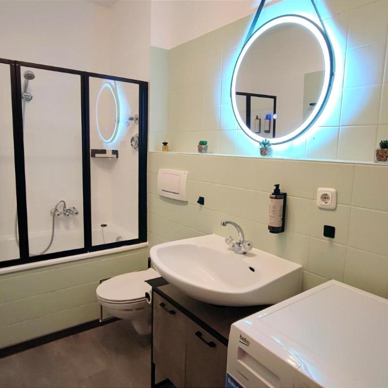 HOMELY STAY Serenity Greens - Stylisch Studio-Apartment with kitchen - 15 min from Central Station-pet friendly - Apartamento - 4