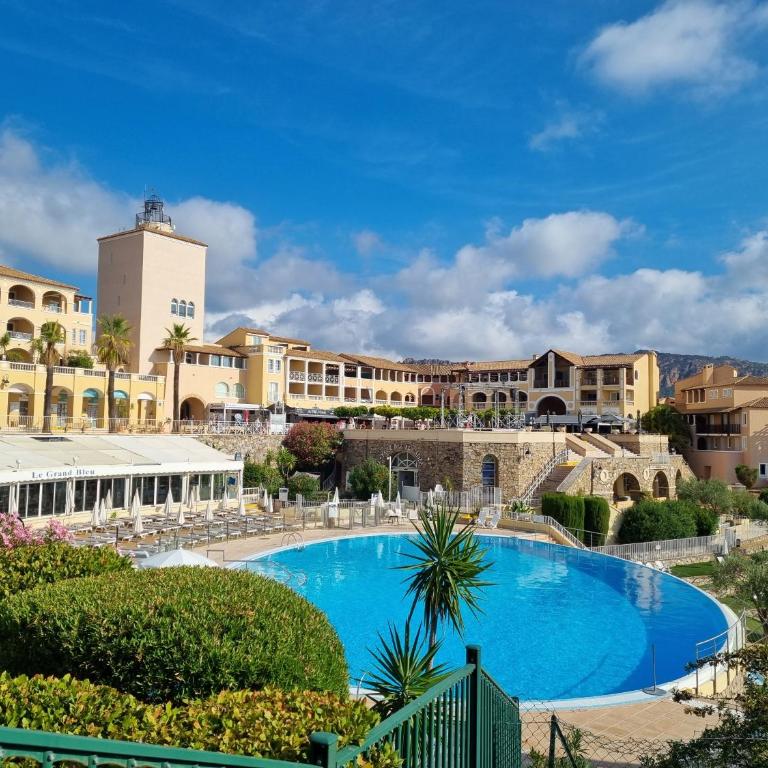 CAP ESTEREL AGAY SAINT RAPHAEL VUE COEUR DU SITE PISCINE GOLF MER Studio 4 personnes chez Magali - Appartement 1 Chambre - 1