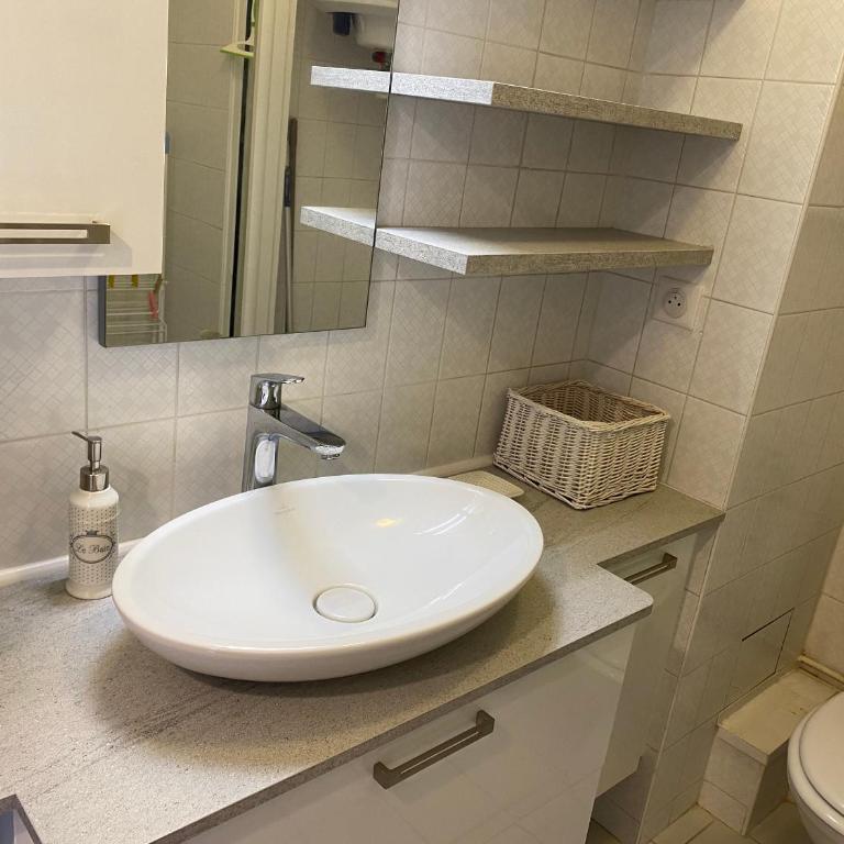Studio Cabine - Centre Ville, Proche Plage et Casino, Parking Sécurisé, Balcon et Équipements Complets - FR-1-319-495 - Appartamento - 15