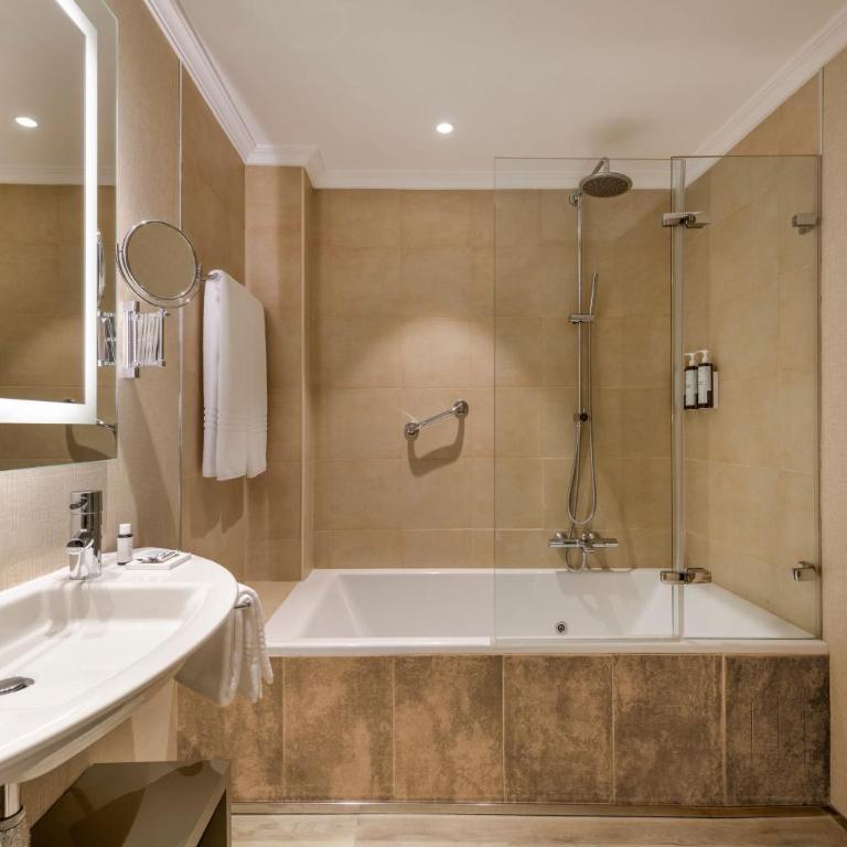 AC Hotel Carlton Madrid by Marriott - Standard Queen Room, Guest room, 1 Queen - 5