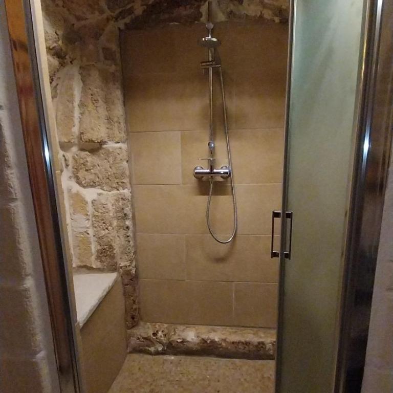 DOMUS CESARE - dimora storica totalmente in pietra nel cuore del centro storico con cabina doccia pietra in camera e zona relax esterna-historic residence entirely made of stone in the heart of the historic center with stone shower cabin in the room - Casa Vacanze - 14
