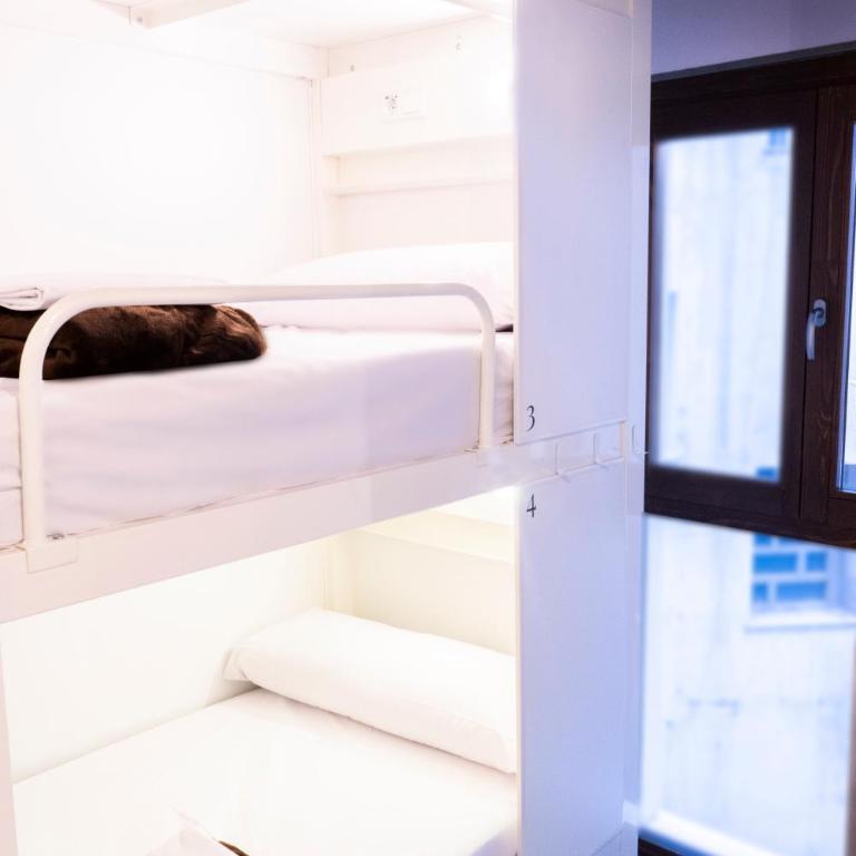 Black Swan Hostel Granada - Bed in 6-Bed Mixed Dormitory Room - 12
