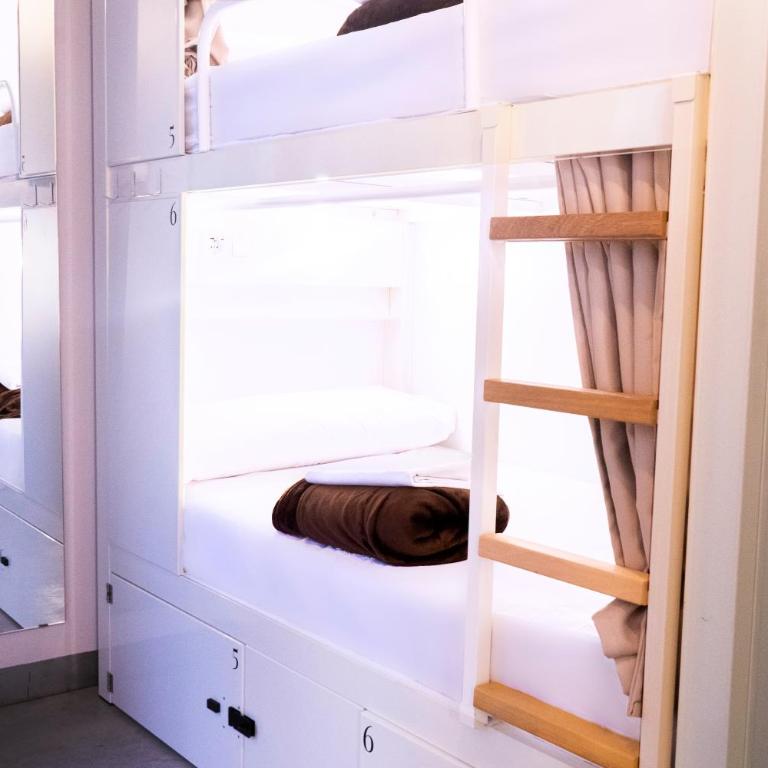 Black Swan Hostel Granada - Bed in 6-Bed Mixed Dormitory Room - 3