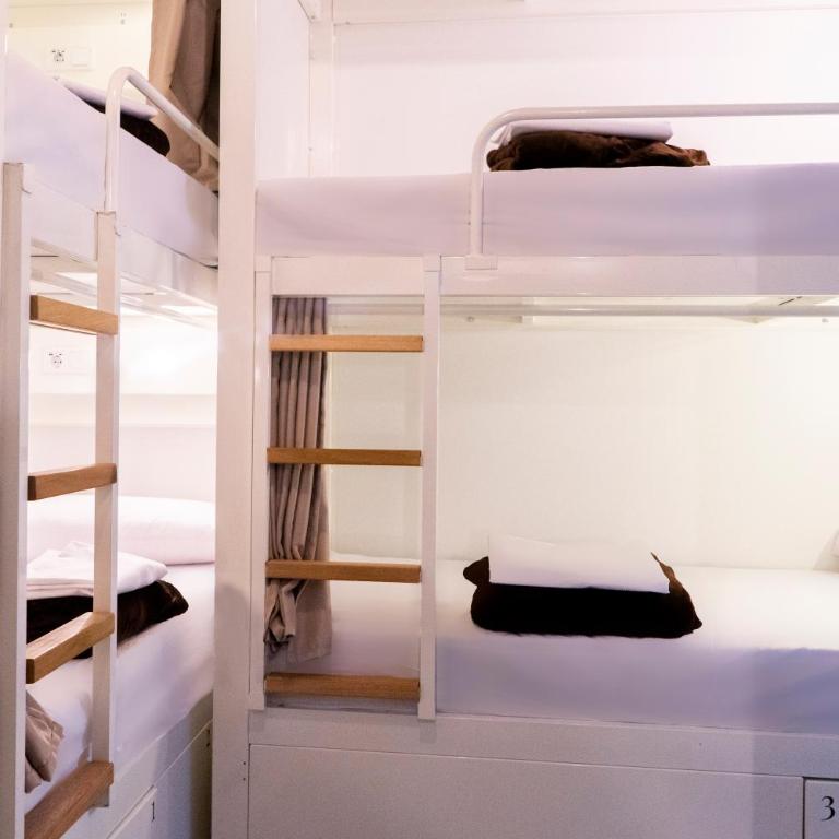 Black Swan Hostel Granada - Bed in 6-Bed Mixed Dormitory Room - 9